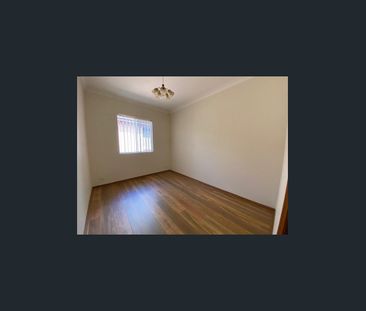 Large 5 Bedroom Home with Double Lock Up Garage - Photo 2