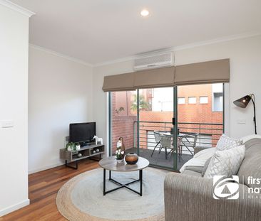 Stylish Three-Storey Townhouse in Prime Location! - Photo 6