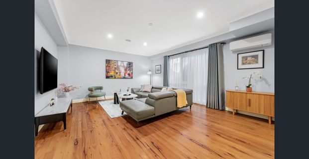 Spacious, Fully Renovated Townhouse in a Quiet Doncaster Court-Unfurnished - Photo 1