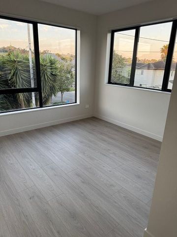 Brand new duplex townhouse close to RoyalOak Mall - Photo 5