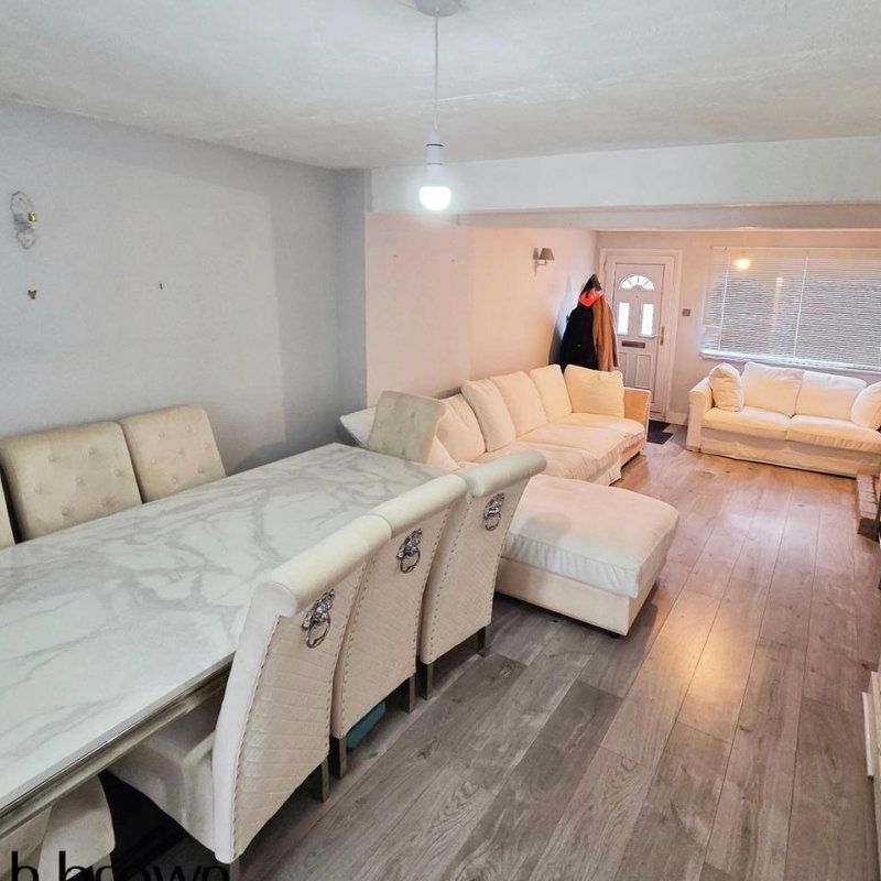 London Road, GRAYS - Photo 1