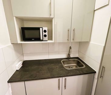 !!! Voll möblierte, sanierte, superhelle 1-Zi-Wohnung in Top-Lage !!! - Photo 1