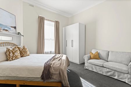 Fully Furnished - Spacious and Stylish Maisonette, Metres From Henley Square 6-12 month lease options. - Photo 3