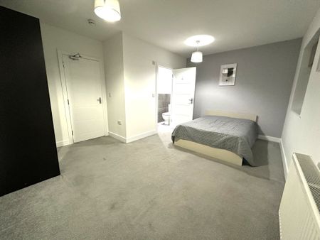 Elmshott Lane, Slough - Photo 3