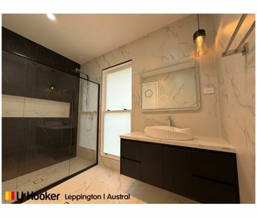 SPACIOUS, STYLISH & PERFECTLY LOCATED! - Photo 6