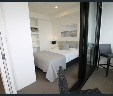 Stunning high floor, beachside apartment - Photo 3