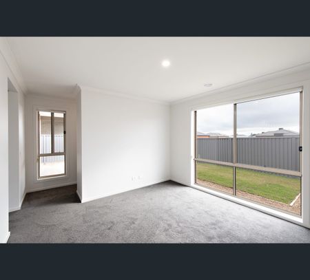 21 Verdale Drive, Alfredton, Vic 3350 - Photo 2