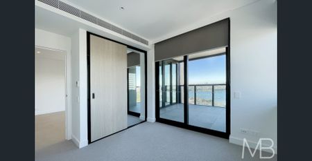 WATERFRONT LUXURY WITH HARBOUR BRIDGE CITY VIEWS - Photo 2