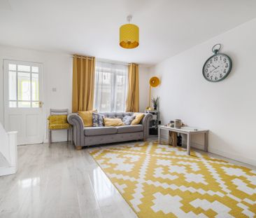 Holmcroft, Crawley - Photo 1