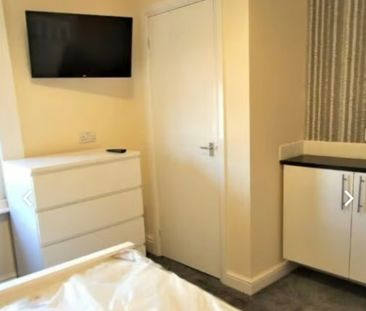 8 Bed - 24 Manor Terrace, Headingley, Leeds - LS6 1BU - Student - Photo 3