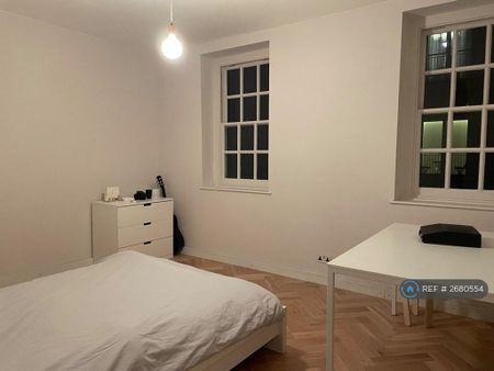 3 bedroom flat to rent - Photo 4