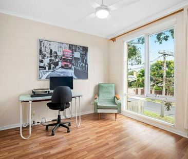 BRIGHT UPSTAIRS APARTMENT IN A FANTASTIC BAYSIDE LOCATION! - Photo 2