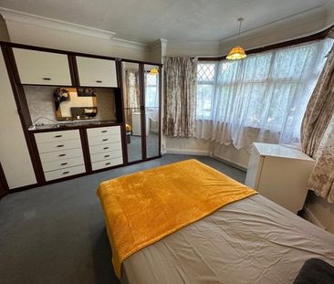 Room in a Shared House, Kingsmere Park, NW9 - Photo 3