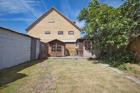 3 bedroom flat to rent - Photo 4