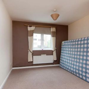 2 bedroom flat in London - Photo 2