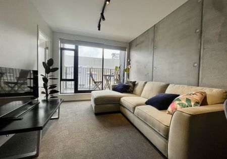 One Bedroom City Fringe Apartment with Office - Photo 2