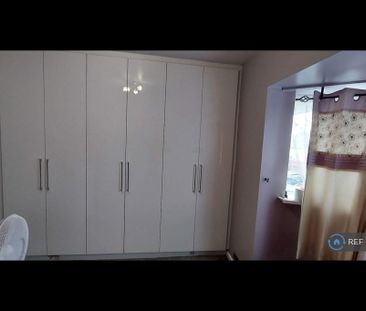 4 bedroom semi-detached house to rent - Photo 3