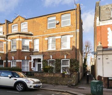 Spacious one bedroom set within a period conversion - Photo 2