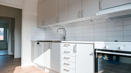 Välkommen till en nyrenoverad lägenhet på Sloalyckan. Köket är renoverat i en öppen planlösning med stilrena grå toner. Badrum och hall är renoverade och utrustade med ny inredning.Samtliga rum är ommålade i vit kulör. Fiber finns indraget i lägenheten. I hyran ingår varmhyra, vilket omfattar uppvärmning och varmvatten. Även ett grundutbud av tv-kanaler samt sophantering ingår. Endast hushållsel tillkommer. Rökfritt boende gäller för alla kontrakt tecknade från och med 2025-01-01. - Foto 4