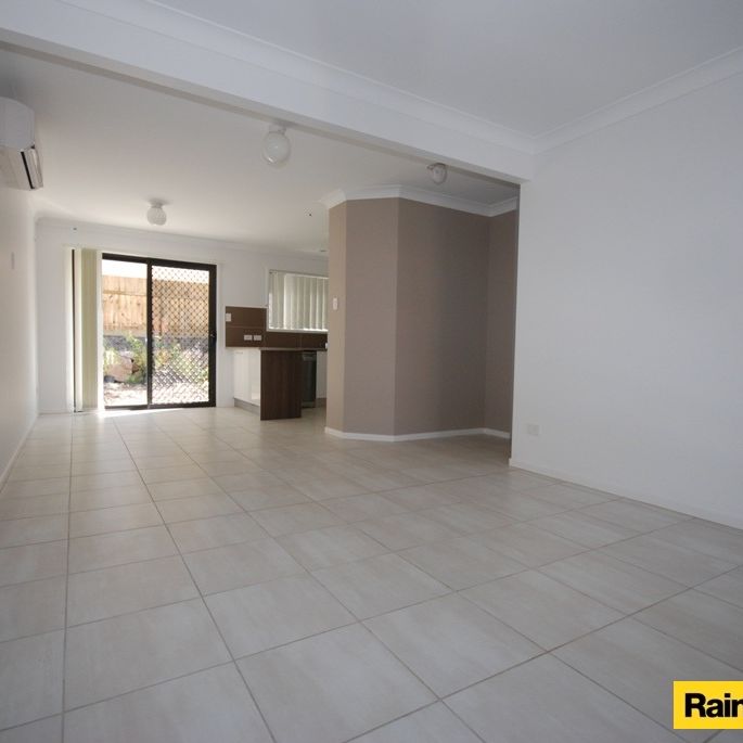 Beautiful Townhouse in Quiet Complex - Photo 1