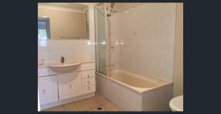 Top Floor 3 Bedroom Unit in Prime Location! - Photo 3