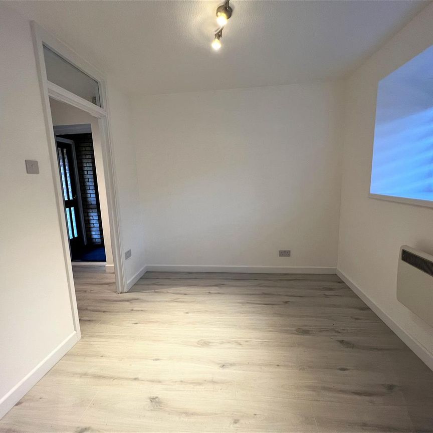 1 bed flat to rent in Springwood Crescent, Edgware, HA8 - Photo 1