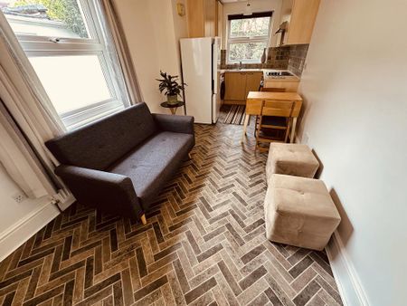 2 bedroom flat to rent - Photo 2