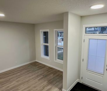 Never Lived In Family Home With Open Floor Plan & Upper Bonus Room ... - Photo 3