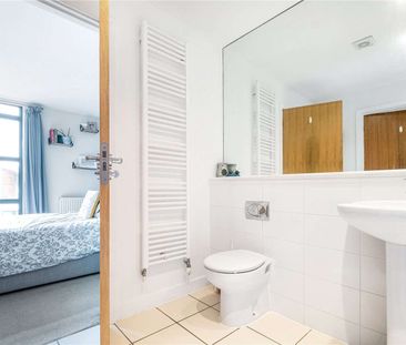 A bright one bedroom flat with a private balcony and underground pa... - Photo 2