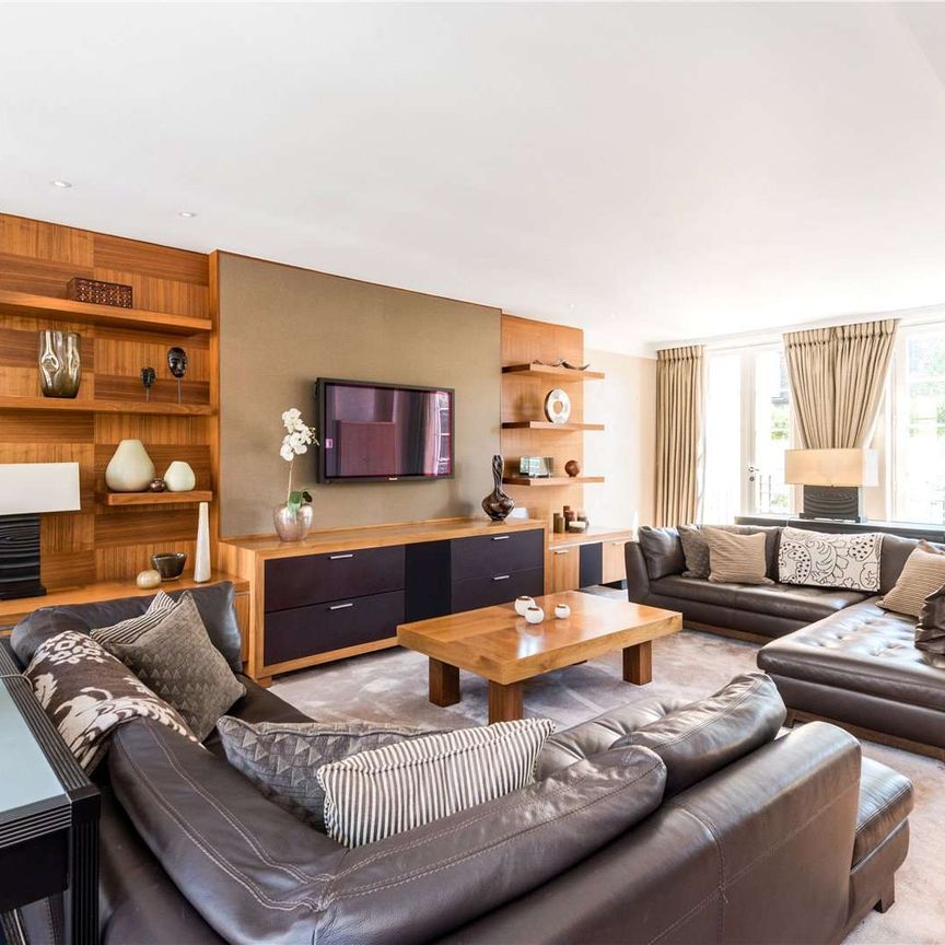 Four bedroom town house in a private gated close in the heart of St. John's Wood - Photo 1