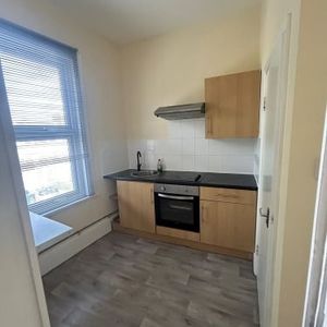 Studio Flat, London, N13 - Photo 2
