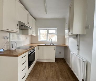 2 bedroom terraced house to rent - Photo 4