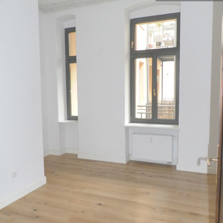 Wunderschön Altbauwohnung mit viel Stuck, Parkett, Bad mit Wanne & Dusche, Gäste-WC und 2 Balkonen - Photo 1