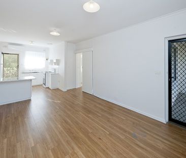 Lovely Quiet Position, Upstairs Unit. Close to CBD. - Photo 4