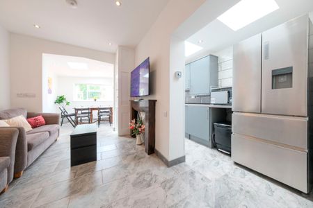 5 Bedroom Home – Medium Let - Photo 3