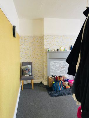3 Bed Semi-Detached House, Blackbird Road, LE4 - Photo 1