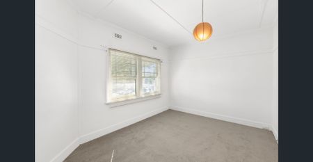 SPACIOUS BANK HOUSE - Photo 3