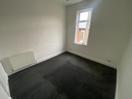 3 bedroom flat to rent - Photo 3