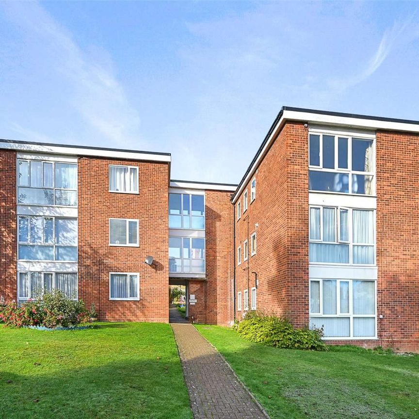 A beautifully presented first floor one bedroom apartment located only a 0.7 mile walk away from Croxley Underground Station. Available beginning of December and offered unfurnished. - Photo 1