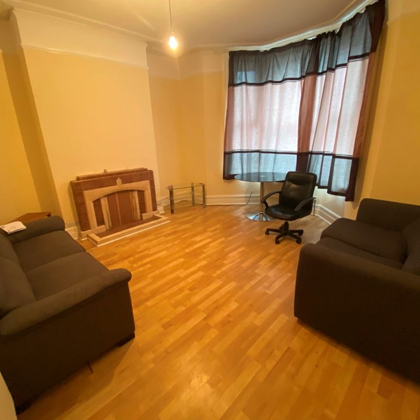 4 Bed Terraced House, Bevois Hill, SO14 - Photo 1