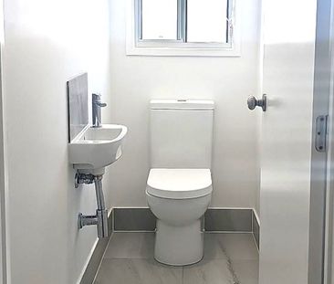 3 BED 2BATH TOWNHOUSE WITH FULLY DUCTED AIR-LAWNED BACKYARD OVERLOO... - Photo 2