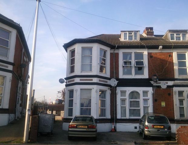 1 bedroom ground floor flat to rent - Photo 1