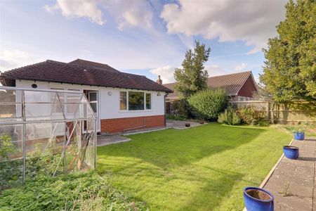 3 bedroom detached bungalow to rent - Photo 3