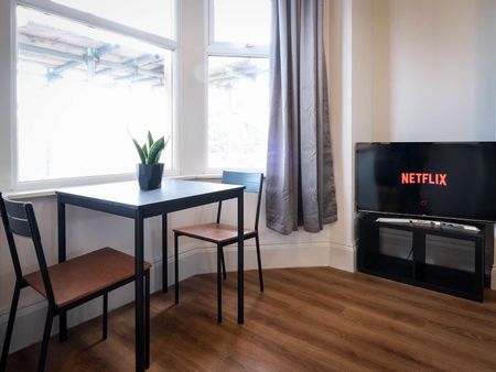 Modern second floor apartment situated next to Lancaster Castle Flat D - Photo 4