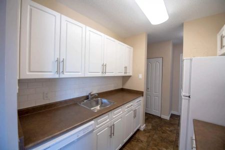 Hyde Park House — 2 Bedroom - Photo 5