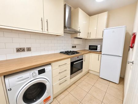 1 bedroom in a house share to rent - Photo 2