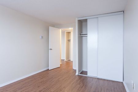 Little Italy - Steps to new Line 2 O-Train station - Quick and easy access to Carleton University - Photo 3