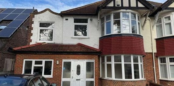 Surbiton, Surrey, KT5 - Photo 2