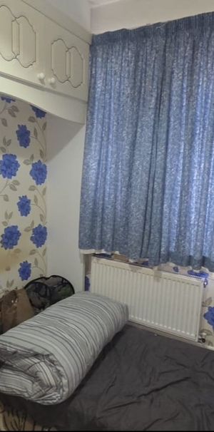 Room in a Shared House, Arandora Crescent, RM6 - Photo 1