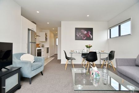 Bright, Furnished 2-Bedroom Apartment in Merivale - Photo 5